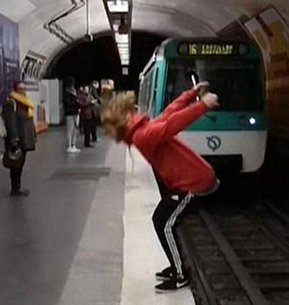 「光明网」火车到站时男子挑战后空翻，网友们看后气爆，他的回答却义正辞严