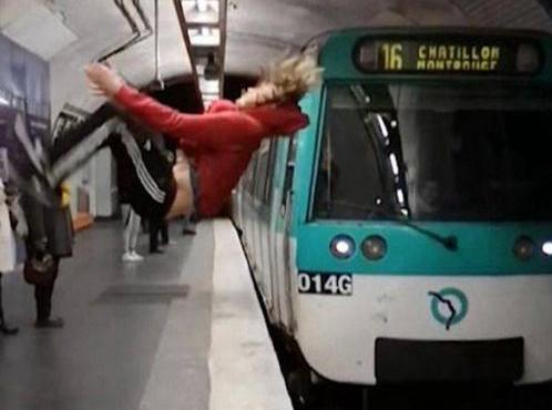 「光明网」火车到站时男子挑战后空翻，网友们看后气爆，他的回答却义正辞严