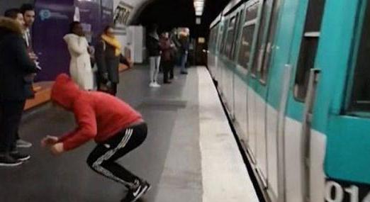 「光明网」火车到站时男子挑战后空翻，网友们看后气爆，他的回答却义正辞严