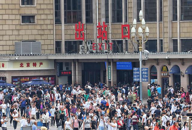 #新京报#北京站迎中秋假期返程客流 换乘需留意交通管制信息