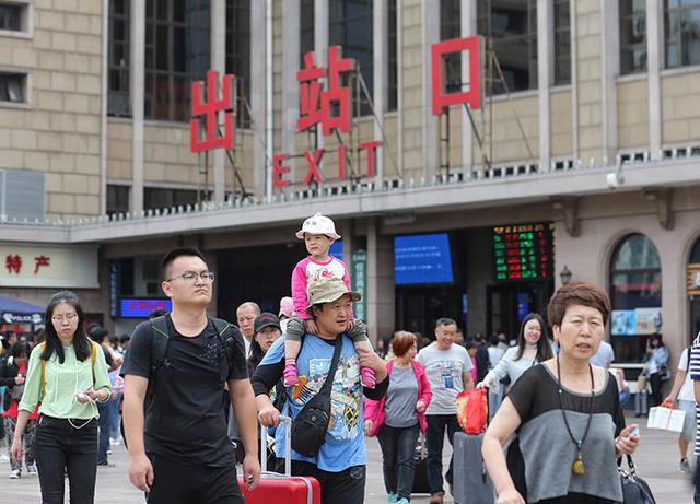 #新京报#北京站迎中秋假期返程客流 换乘需留意交通管制信息