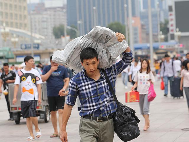 #新京报#北京站迎中秋假期返程客流 换乘需留意交通管制信息