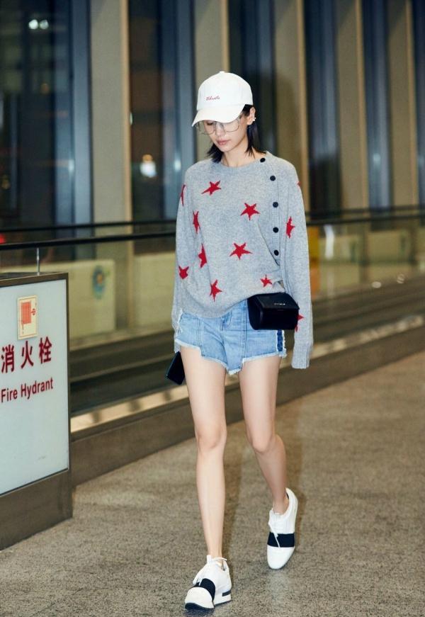 「光明网」王子文的小个子身材，短袖长裙拼色运动鞋，时髦显高又有气质
