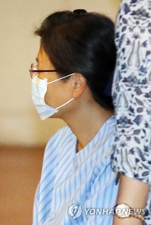 [人民网]朴槿惠戴口罩坐轮椅保外就医 明天将接受左肩手术