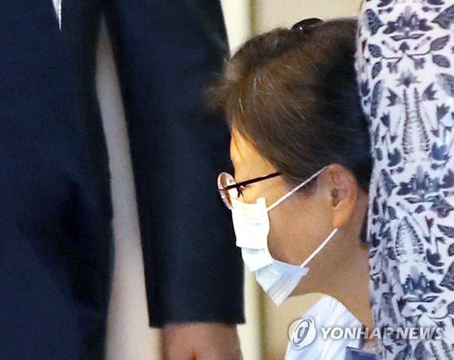 [人民网]朴槿惠戴口罩坐轮椅保外就医 明天将接受左肩手术