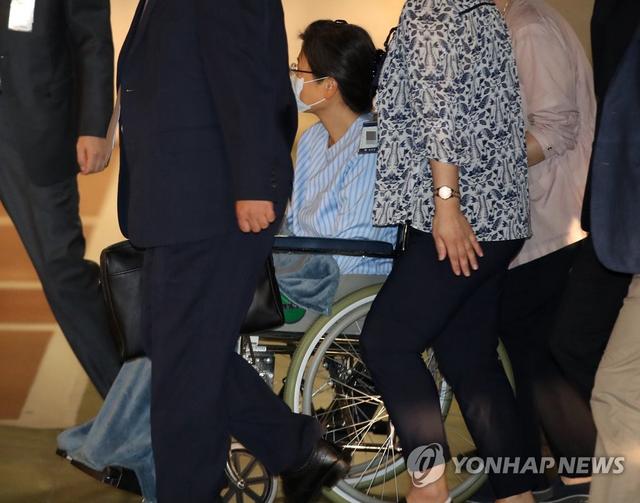 [人民网]朴槿惠戴口罩坐轮椅保外就医 明天将接受左肩手术