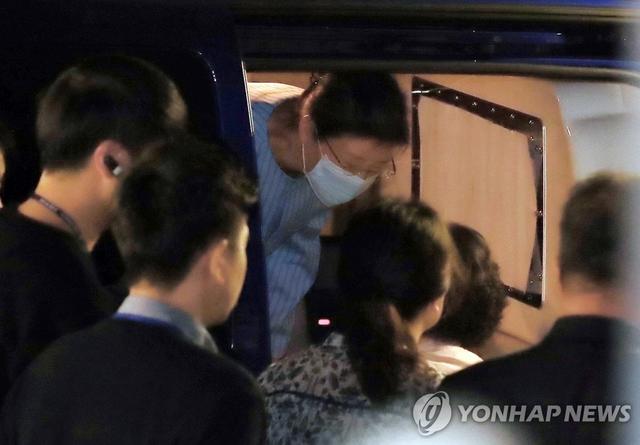 [人民网]朴槿惠戴口罩坐轮椅保外就医 明天将接受左肩手术