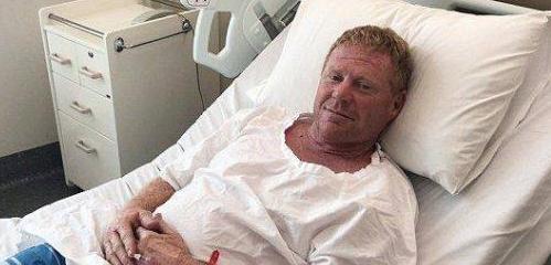 【光明网】美国男子海边冲浪，罕见遭鲨鱼撕咬，原因竟怪穿的衣服？