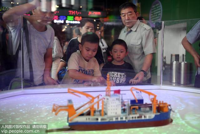 「人民网」全国科普日启动 孩子与科学零距离接触