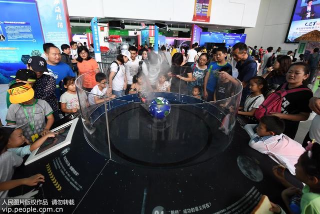 「人民网」全国科普日启动 孩子与科学零距离接触