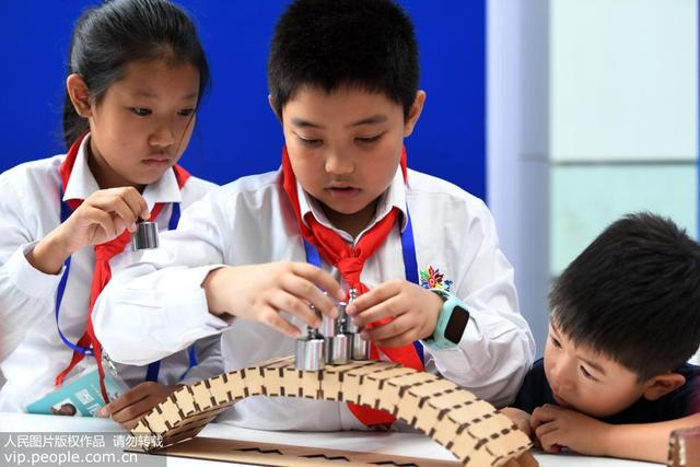 「人民网」全国科普日启动 孩子与科学零距离接触