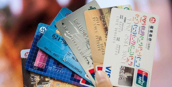 [文汇报]“月入三千透支百万” 究竟是谁的问题