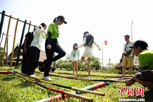 中国新闻网@中国—东盟国际汽车拉力赛河内场地赛混搭越南民族风情