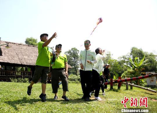 中国新闻网@中国—东盟国际汽车拉力赛河内场地赛混搭越南民族风情
