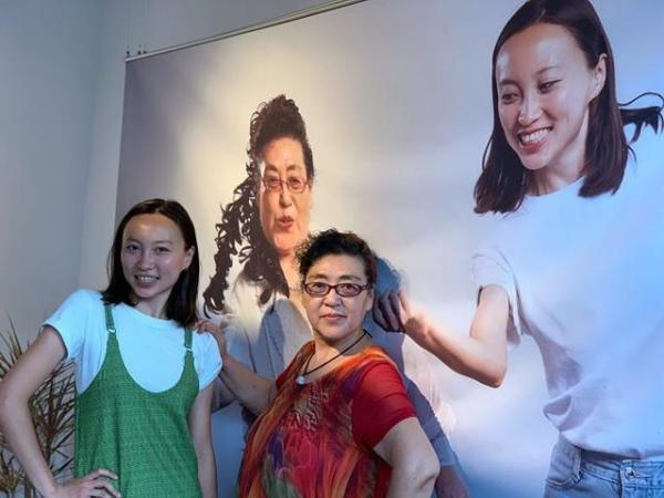 「中国网」青老“约会”消减代际隔阂：互换身份 互换装束 互换心事