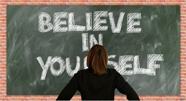 光明网：早安心语：善待自己，不被别人左右，也不去左右别人，自信优雅