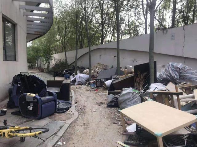 「新京报」北京维多莉亚小区垃圾堆积点完成清运，电路正在改造中