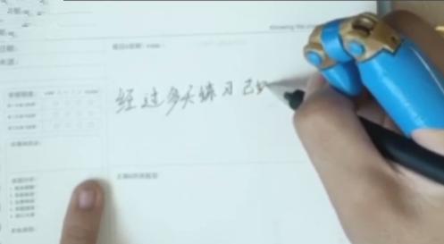 文汇报@食指失去前两节机械迷用3D打印“机械手”，写字点鼠标还能比“OK＂