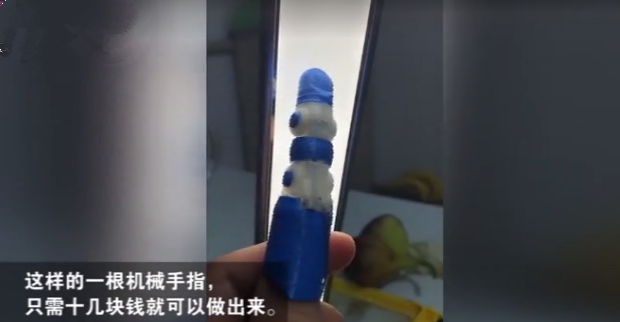 文汇报@食指失去前两节机械迷用3D打印“机械手”，写字点鼠标还能比“OK＂