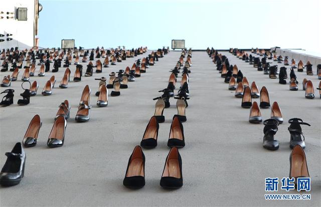 「新华网」伊斯坦布尔“高跟鞋墙”呼吁保护妇女权益