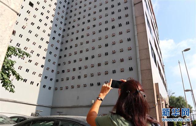 「新华网」伊斯坦布尔“高跟鞋墙”呼吁保护妇女权益