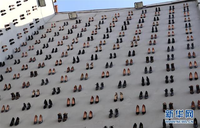 「新华网」伊斯坦布尔“高跟鞋墙”呼吁保护妇女权益