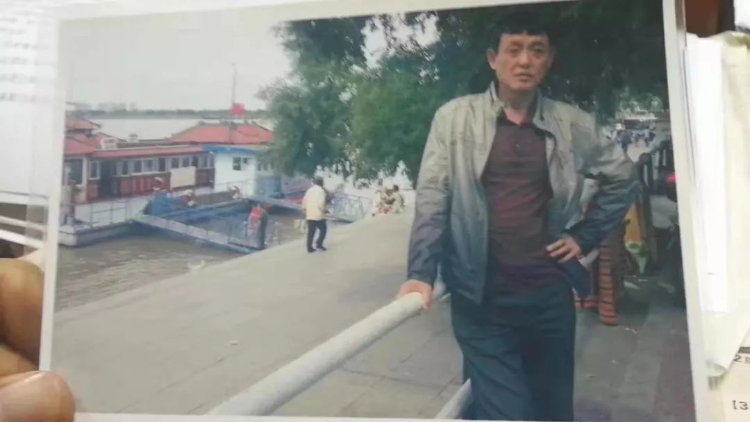 中国警察网@此人涉重大刑事案件，如有线索请立即报警！