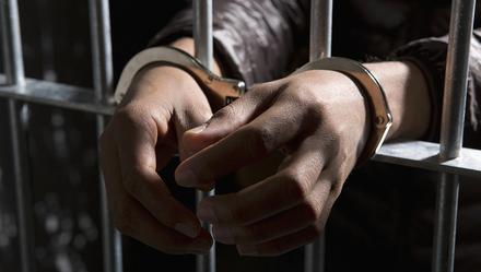 「上观新闻」酒后扔烟缸砸坏楼下汽车，北京一高层住户被刑拘