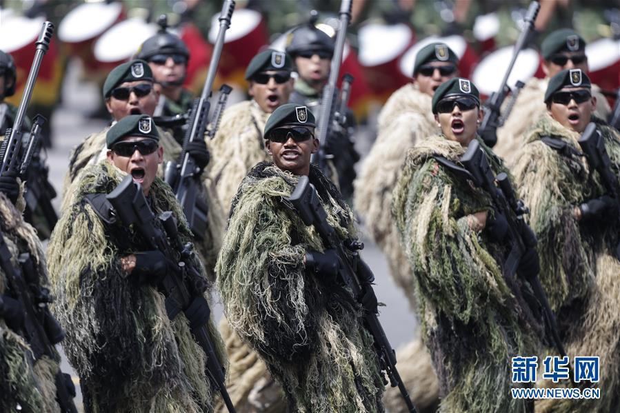 [新华网]墨西哥举行阅兵庆祝独立日