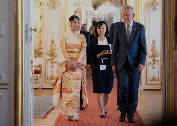 海外网■日本“最美公主”开启首次外访 婉约和服亮相（图）