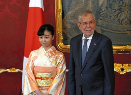 海外网■日本“最美公主”开启首次外访 婉约和服亮相（图）