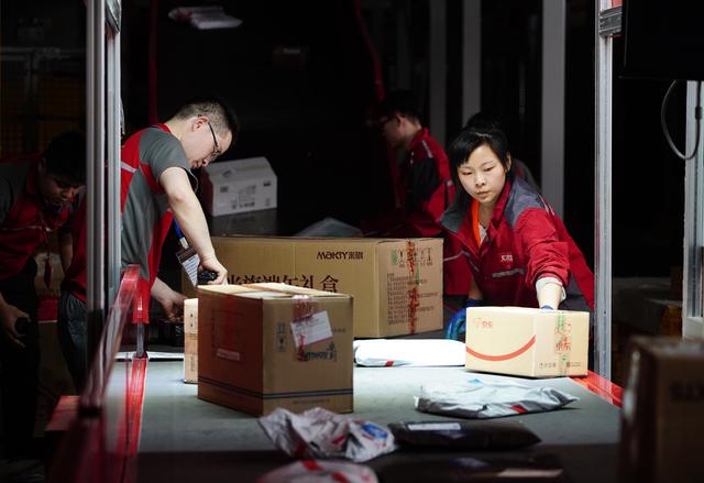 [每日经济新闻]邮政业务总量70年增7700倍，包裹快递量超发达经济体总和，中国成为世界邮政业动力源