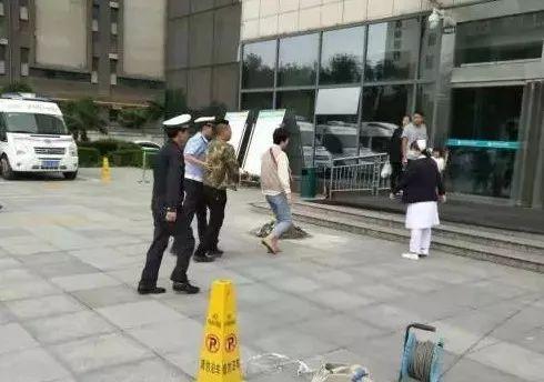 光明网■紧急救助危重病人 宝鸡交警与时间赛跑