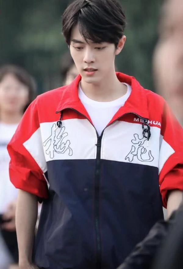 肖战校服现身拍摄mv化身阳光帅气肖学长衣服上的大字引误会