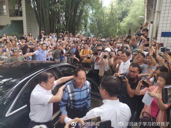 「光明网」巨型追星现场