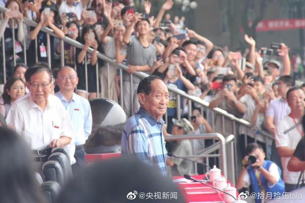 「光明网」巨型追星现场
