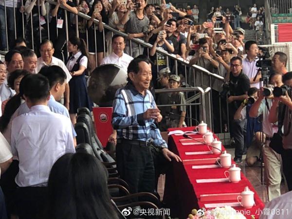 「光明网」巨型追星现场