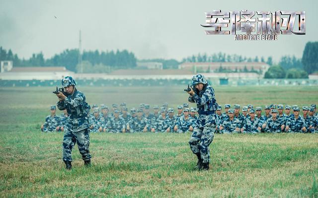 光明网@“空降利刃”上演军人刚硬 贾乃亮负重跑30公里