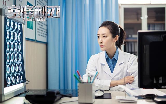 光明网@“空降利刃”上演军人刚硬 贾乃亮负重跑30公里