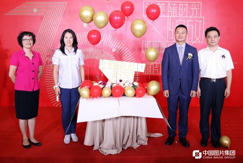 新华网：《让美随时光绽放——祝福新中国，致敬新女性》图片展启动
