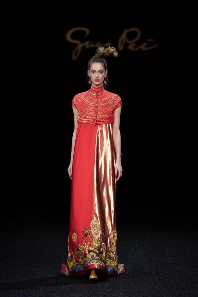 2019年2月,中国设计师郭培带着"东宫龙女",亮相巴黎春夏高定秀场.