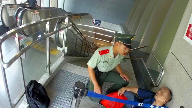 「新京报」北京一老人突发不适当街瘫倒，执勤武警协助救治送医