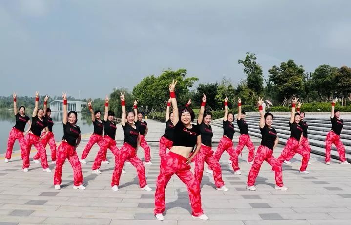 广场舞跳了一年多浙江140多斤胖阿姨跳出马甲线