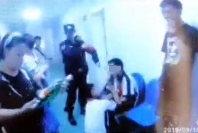 环球网@初一学生捡到一瓶500ml二锅头，全都喝了下去，当街耍起“太极拳”