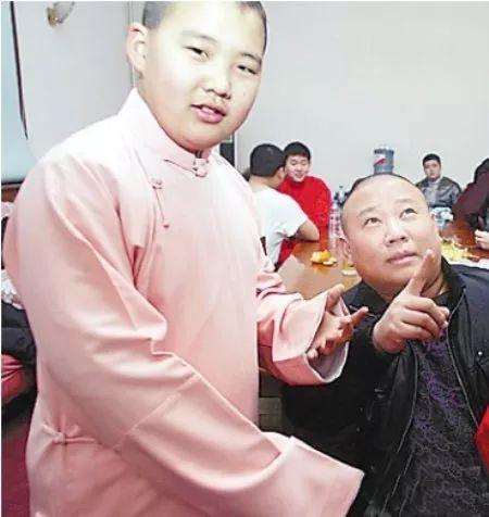实际上郭汾阳和郭麒麟属于同父异母,郭麒麟出生于1996年,是郭德纲与