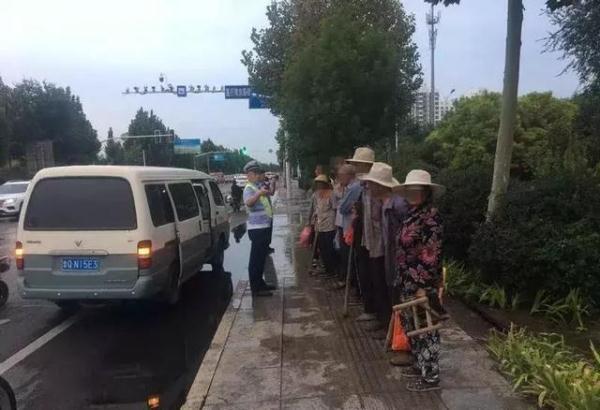 「光明网」9座车里塞进19人！“挤一挤”很危险