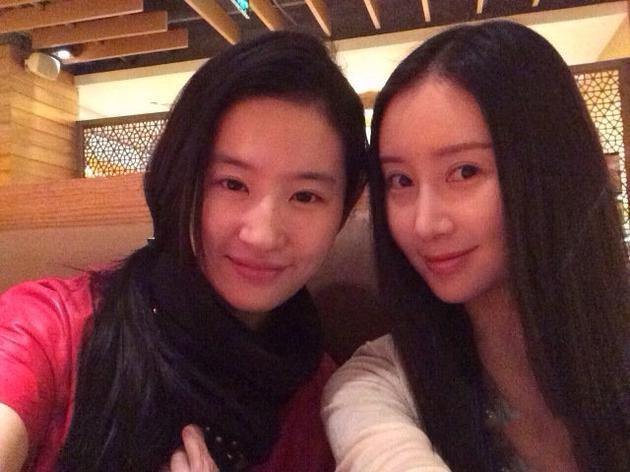 「中国青年网」偶遇刘亦菲舒畅逛街 八妹秀珠神仙友情令人称羡
