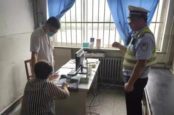 光明网：好交警助人为乐不留名 患病大娘康复后当面致谢