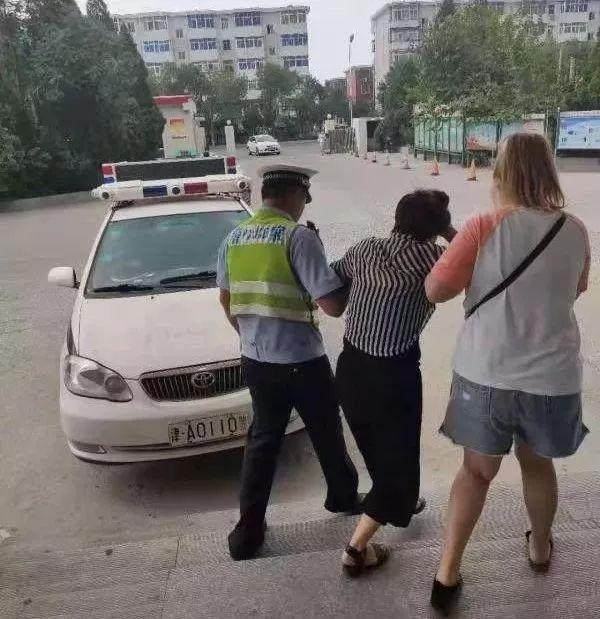 光明网：好交警助人为乐不留名 患病大娘康复后当面致谢