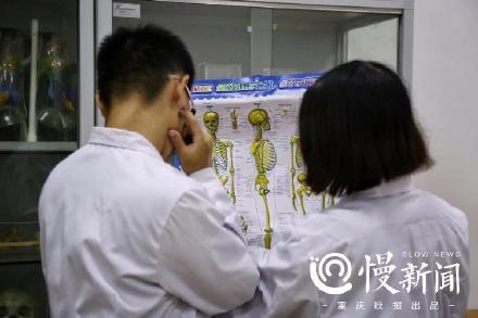 「光明网」母子高校做同学，妈妈说“我不是陪读，我也有梦想”